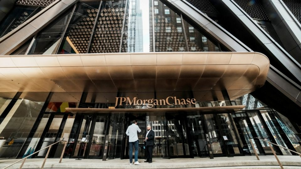 Grandes bancos de EU registran fuertes aumentos en beneficios durante el primer semestre del año