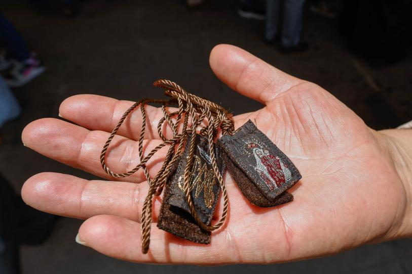 ¿Llevas un escapulario? Esto es lo que simboliza el de la Virgen del Carmen
