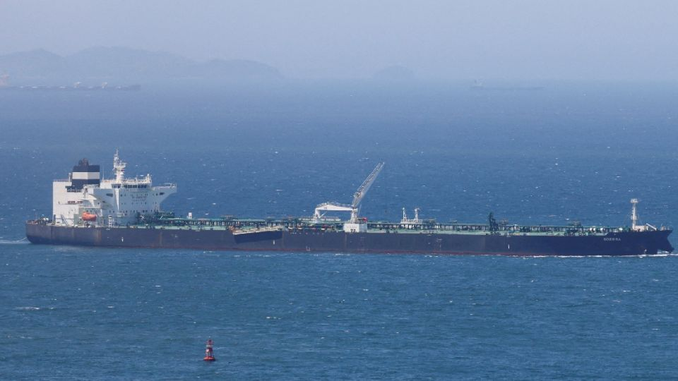 Irán continúa exportando crudo pese a que EU reanudó sanciones petroleras, afirma un funcionario