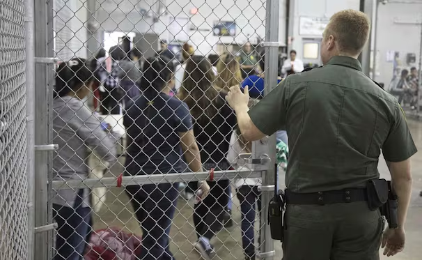Denuncian golpizas y otros abusos en centro de detención de migrantes en Texas; «es un desastre de derechos humanos», acusan activistas
