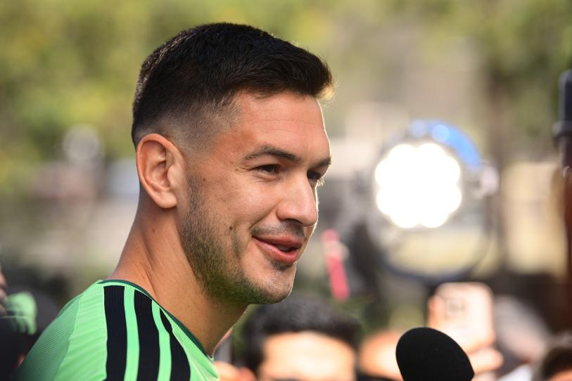 Lokomotiv rechaza 8 millones de dólares de Cruz Azul por César Montes; la negociación continúa