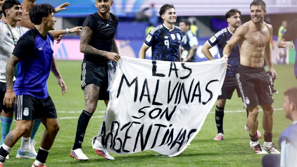 Reino Unido pide a FIFA que investigue la exhibición de una pancarta que decía «Las Malvinas son argentinas» tras derrota de Inglaterra