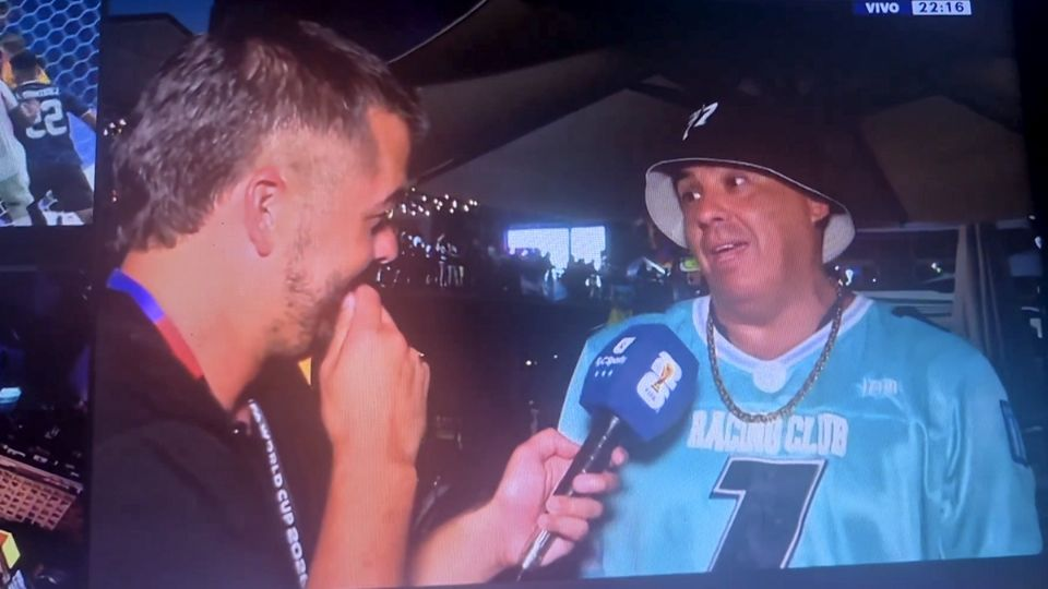 Aficionado argentino relata que “alquiló” a un beb3 de seis meses para colarse a la semifinal ante Inglaterra