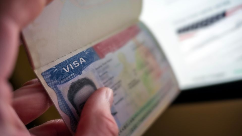 EU modifica las condiciones de visas para periodistas y estudiantes; sustituye las estancias indefinidas
