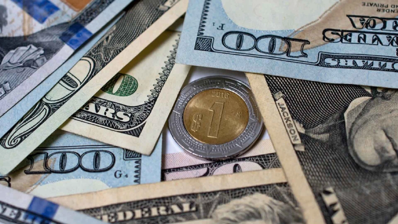 Peso mexicano se aprecia levemente frente al dólar en una jornada de actividad reducida